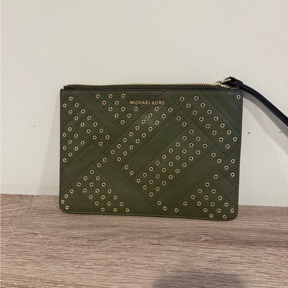 Michael Kors Women's Jet Set Zip Travel XL Olive Clutch